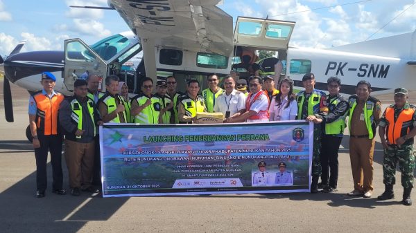 Peluncuran SOA Kargo Udara Nunukan 2025 bersama Bupati Nunukan di depan pesawat PK-SNM rute Krayan.