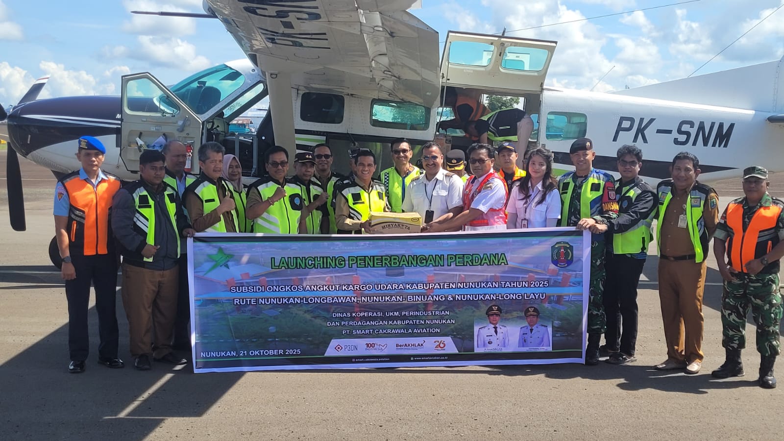 Peluncuran SOA Kargo Udara Nunukan 2025 bersama Bupati Nunukan di depan pesawat PK-SNM rute Krayan.