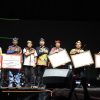 ubernur Kalimantan Utara menyerahkan penghargaan kepada perwakilan tiga perusahaan swasta pada acara 'Energi untuk Negeri'