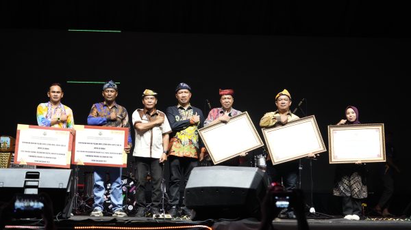 ubernur Kalimantan Utara menyerahkan penghargaan kepada perwakilan tiga perusahaan swasta pada acara 'Energi untuk Negeri'