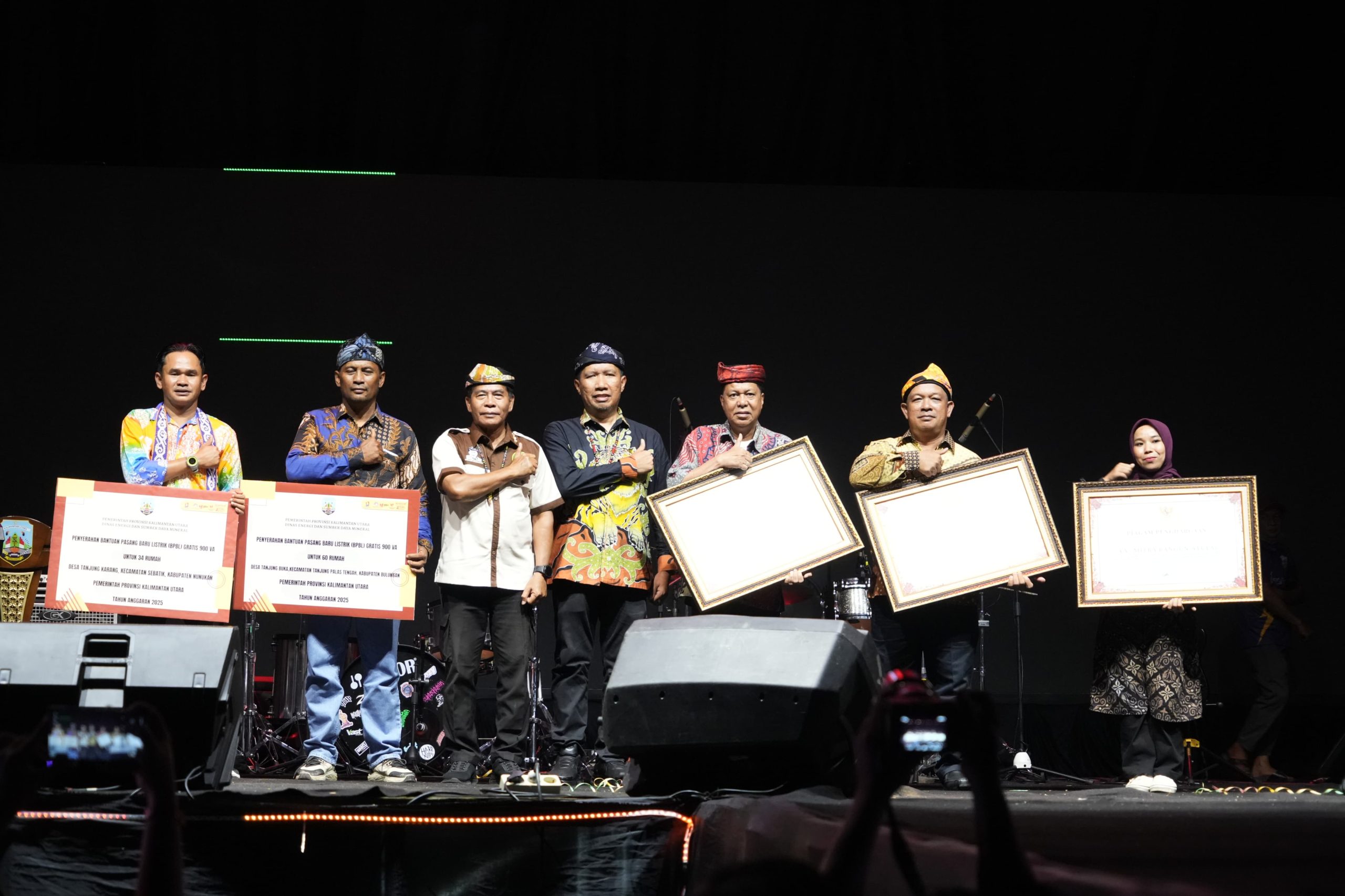 ubernur Kalimantan Utara menyerahkan penghargaan kepada perwakilan tiga perusahaan swasta pada acara 'Energi untuk Negeri'