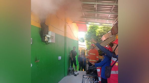 Petugas Pemadam Kebakaran Nunukan menggunakan APAR untuk mengendalikan asap dan api di meteran listrik SDIT Ibnu Sina.