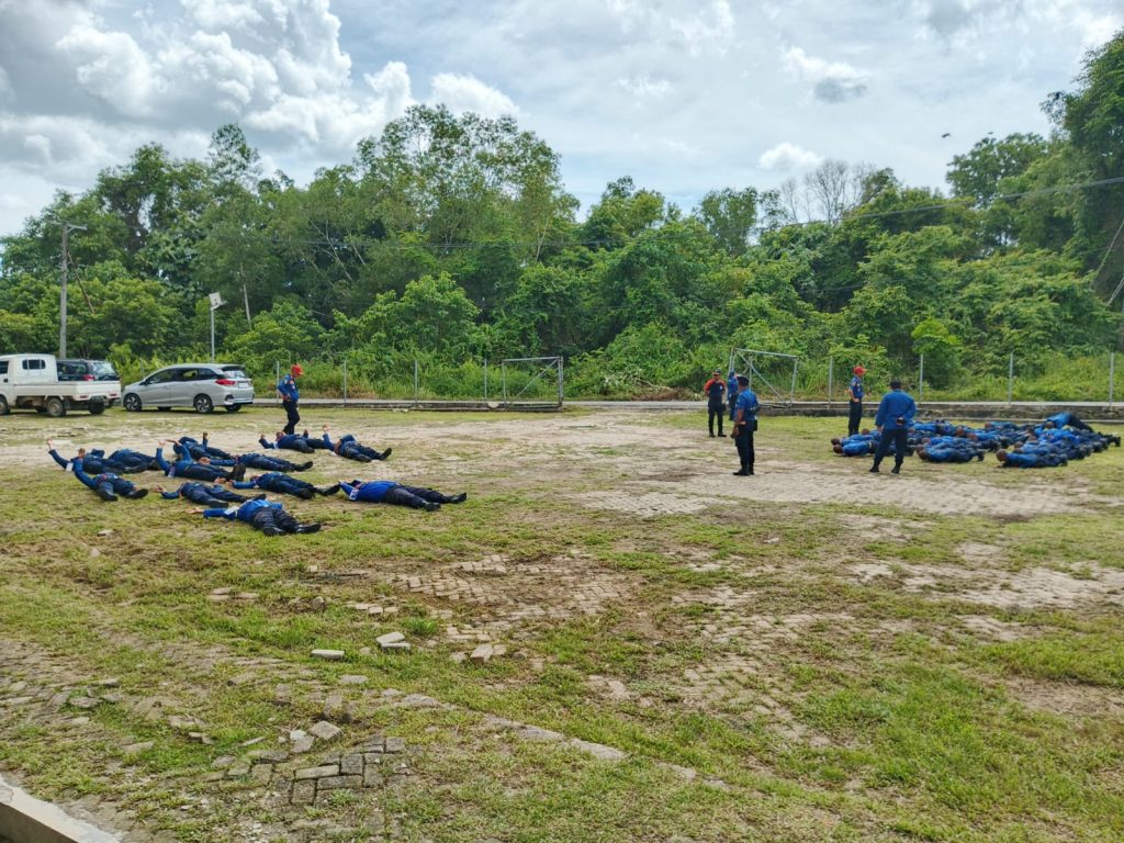 Pelatihan fisik petugas Damkar Nunukan di lapangan terbuka, memperkuat SDM untuk menghadapi tugas penyelamatan yang meluas, termasuk fenomena Ujung-Ujung Damkar (UUD).