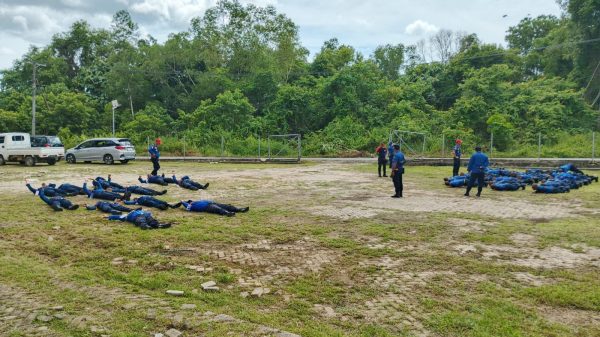 Pelatihan fisik petugas Damkar Nunukan di lapangan terbuka, memperkuat SDM untuk menghadapi tugas penyelamatan yang meluas, termasuk fenomena Ujung-Ujung Damkar (UUD).